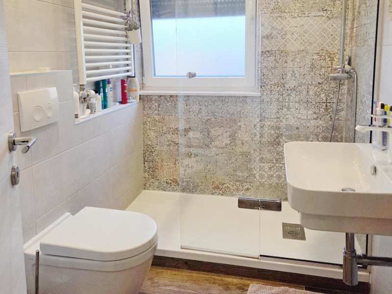 Salle de bains avec douche, WC et lavabo