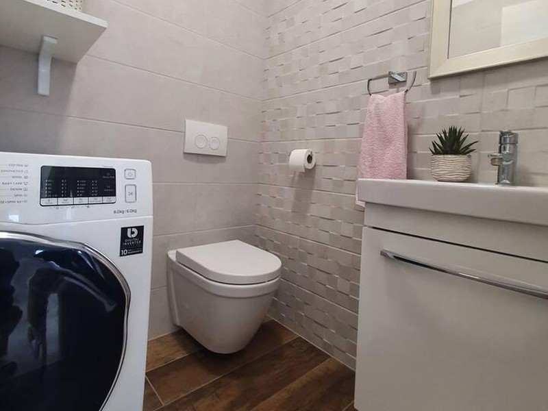 WC séparé avec lave-linge et vasque
