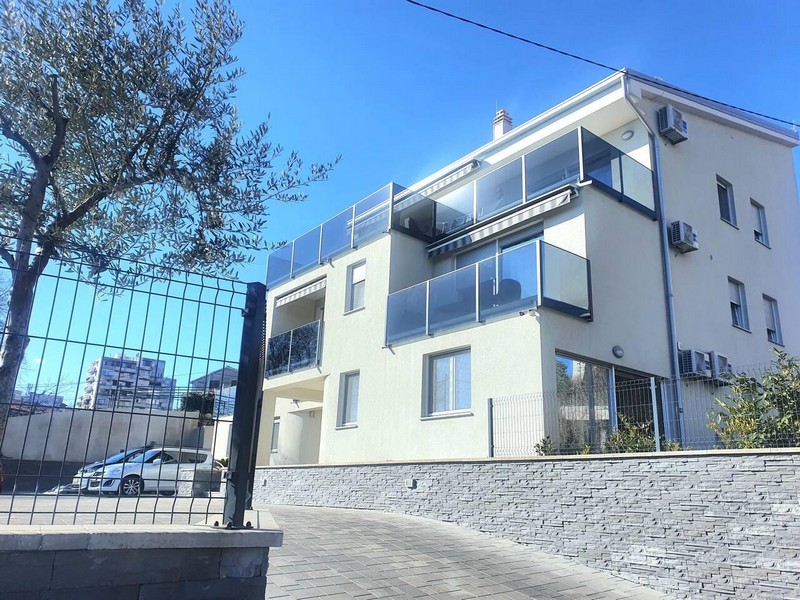Immeuble d'habitation avec balcons en verre et accès, Rijeka