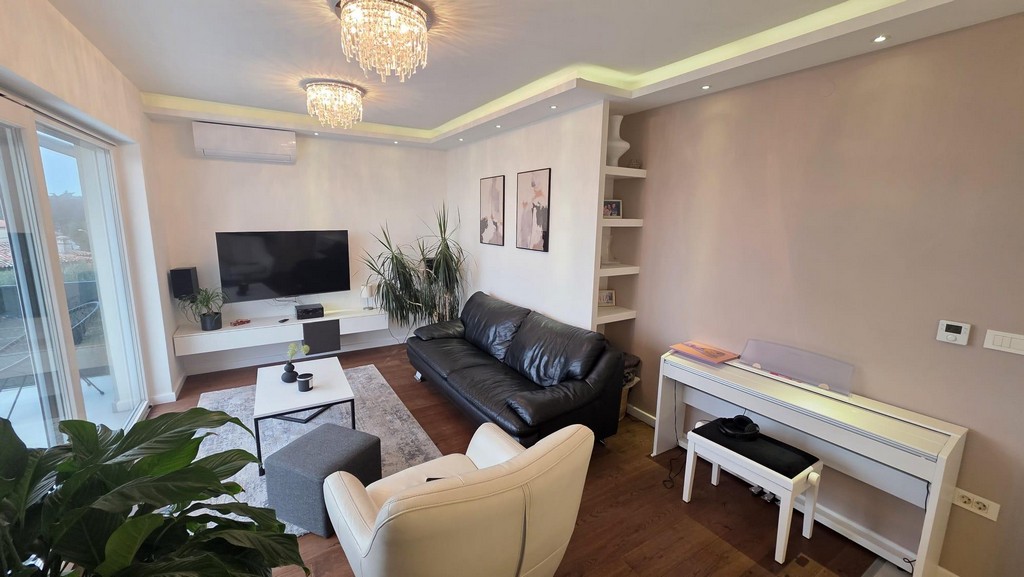 Salon avec climatiseur, piano et canapé en cuir