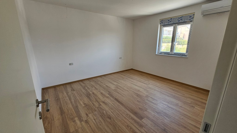 Chambre climatisée avec parquet.