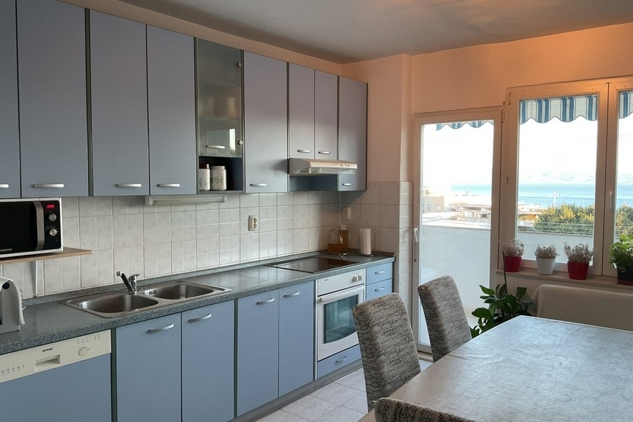 Cuisine, coin repas et vue sur la terrasse