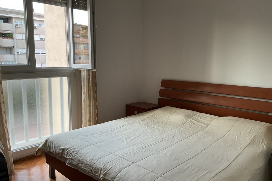 Chambre avec fenêtre.