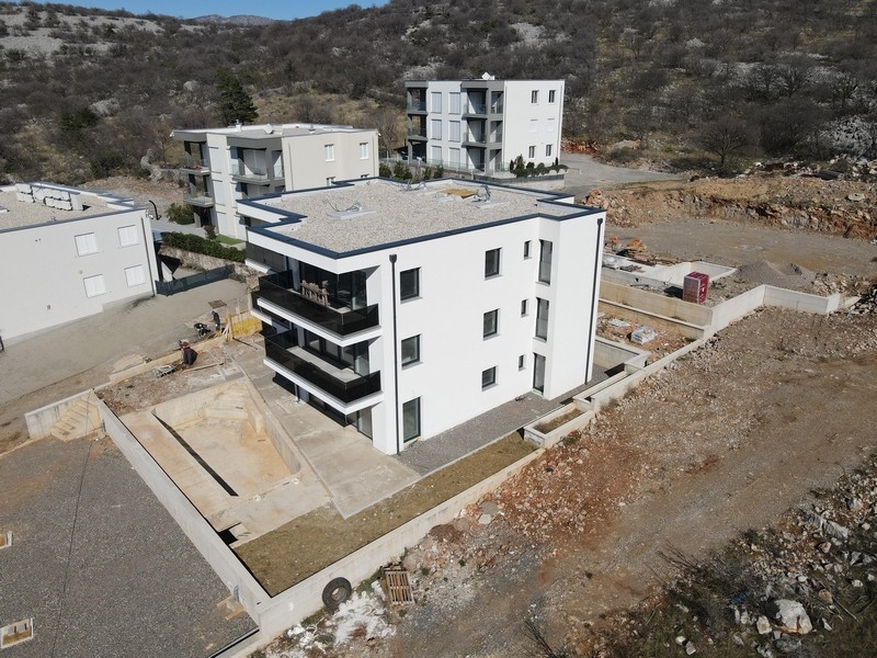 Vue aérienne d'un immeuble d'habitation moderne près de la mer à Novi Vinodolski