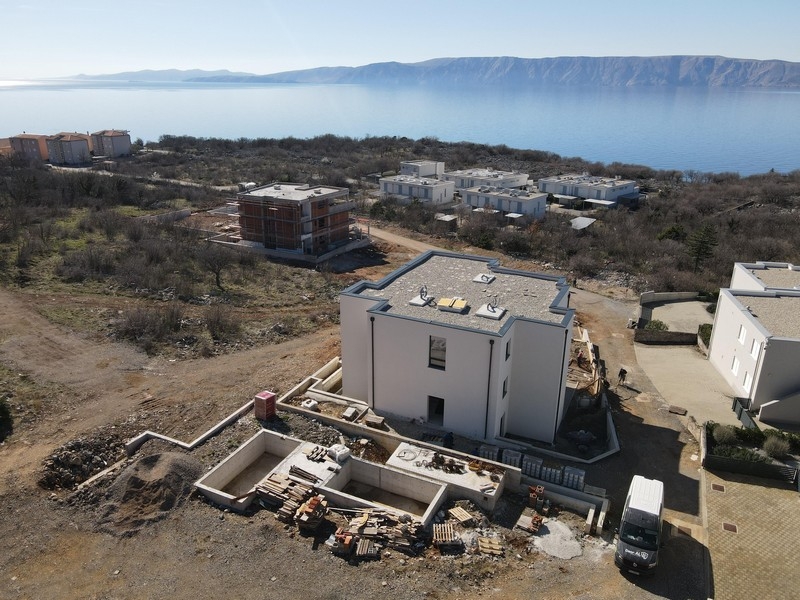 Vue panoramique sur la mer et le quartier neuf près de Smokvica Krmpotska
