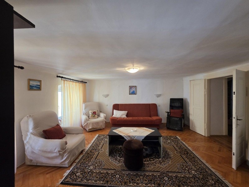 Grand salon avec parquet dans l'appartement