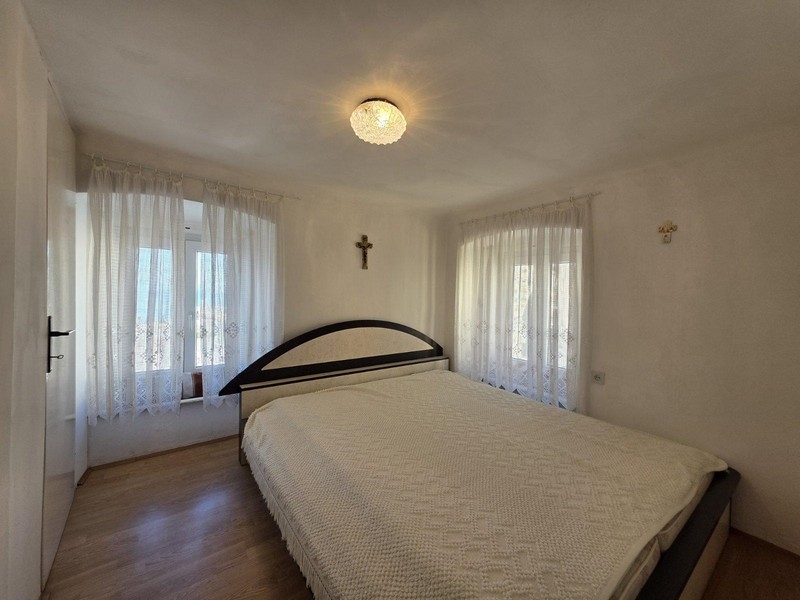 Chambre avec lit double dans l'appartement