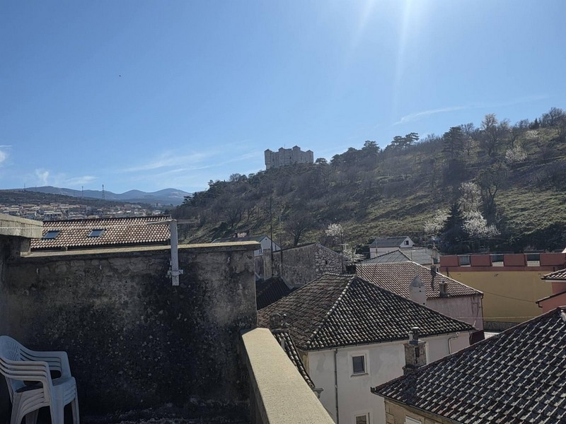 Vue depuis le toit-terrasse sur la forteresse de Nehaj à Senj