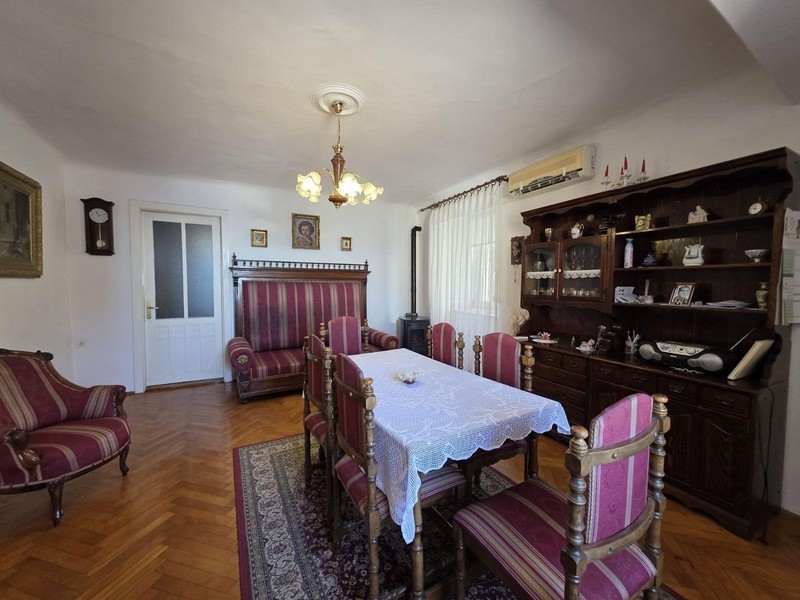 Salon avec meubles classiques et grande table à manger