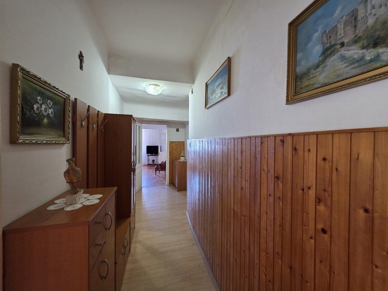 Couloir avec lambris en bois et vestiaire