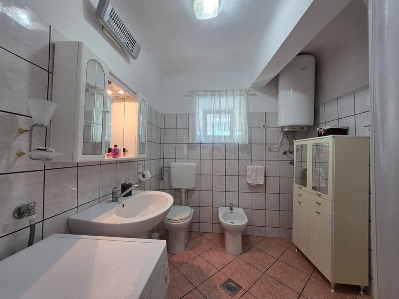 Salle de bains avec lavabo, WC et bidet
