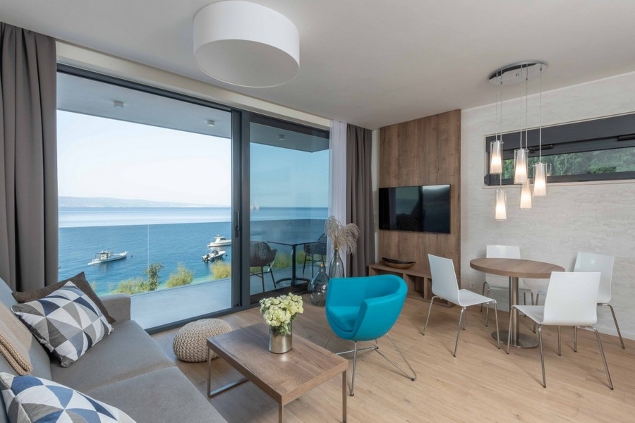 Appartement en 1re ligne sur la mer à Omis, Croatie à vendre.