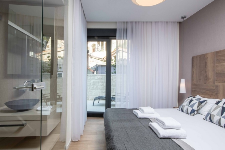 Chambre avec salle de bains.