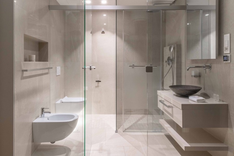 La deuxième salle de bains - ultramoderne - du bien A3887.