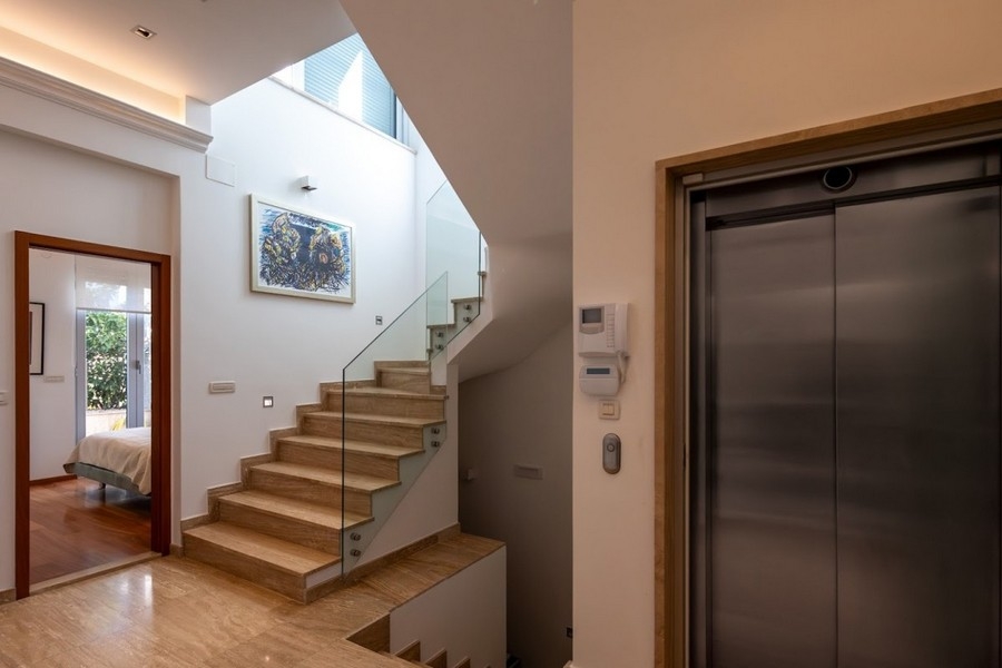 Entrée avec escalier et ascenseur