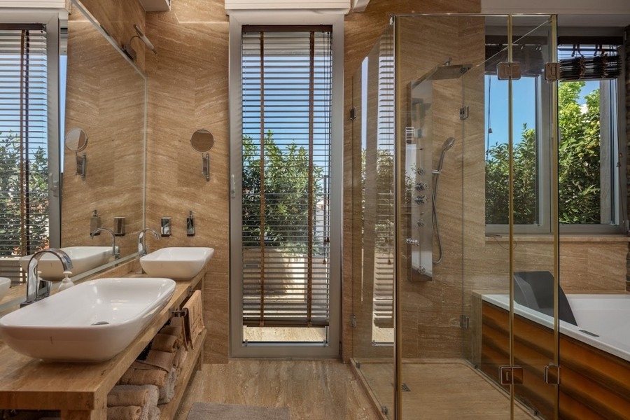 Salle de bains moderne avec douche et baignoire