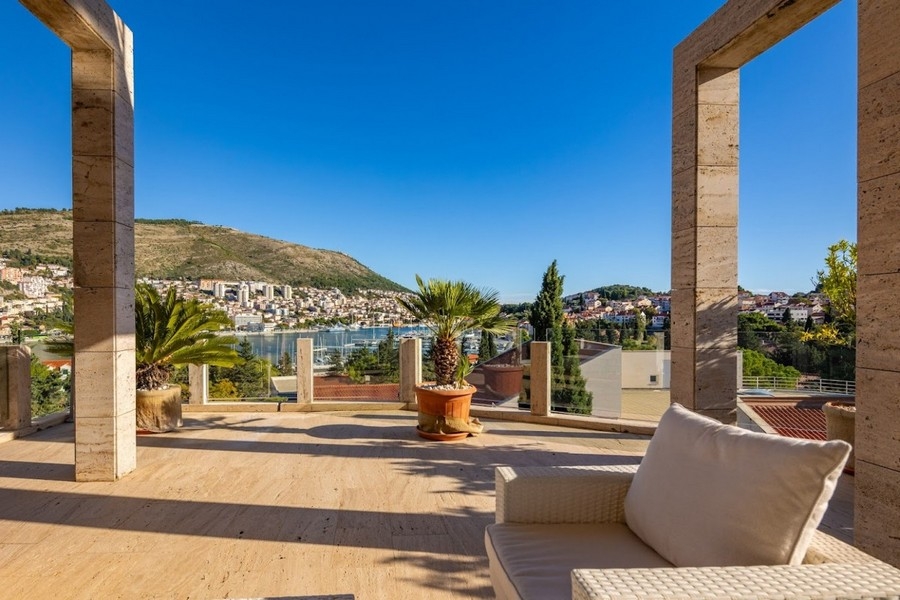 Terrasse couverte avec lounge et vue mer