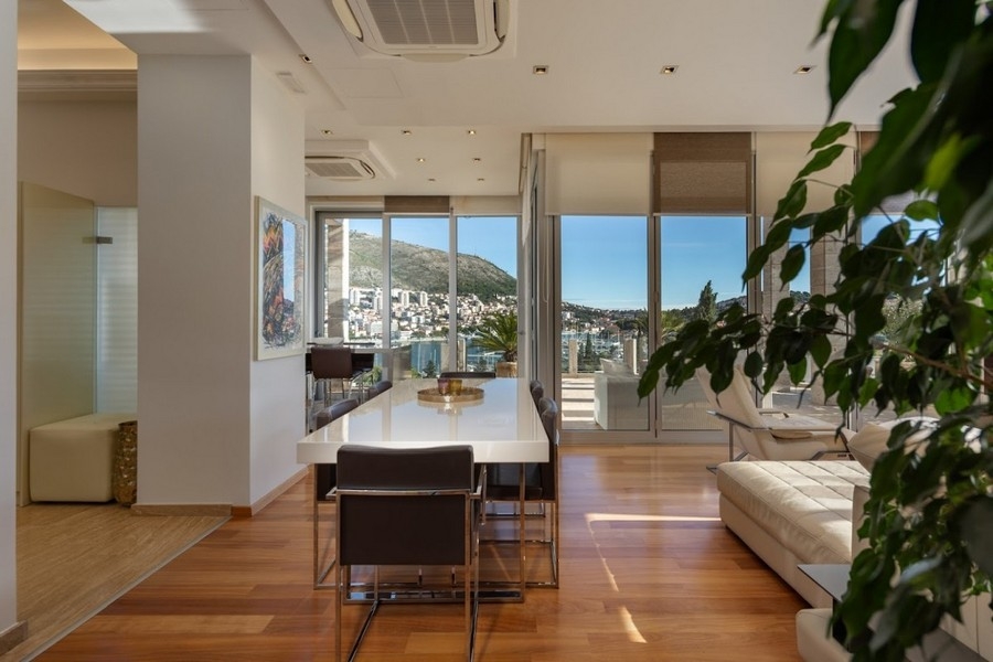 Cuisine moderne avec îlot et vue mer