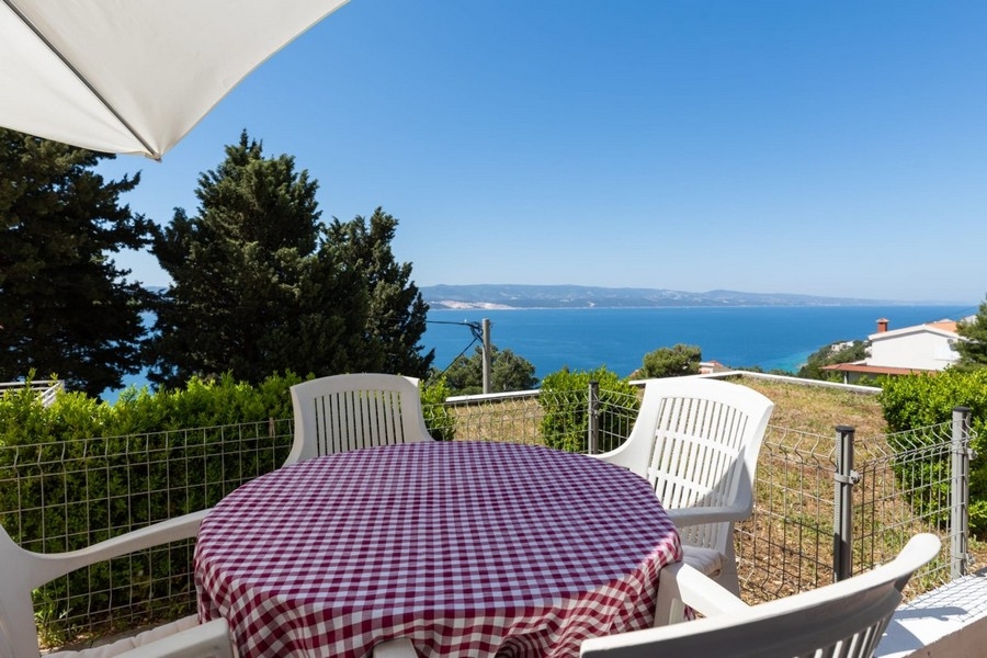 Appartement abordable avec vue sur la mer sur la riviera d'Omis à vendre.