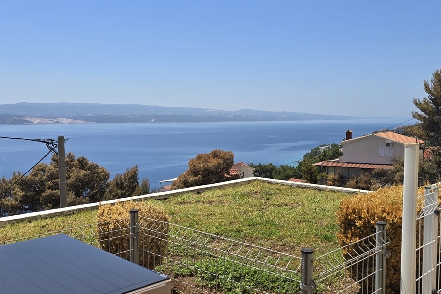 Vue mer de l'appartement A3891 à vendre près d'Omis, Croatie.
