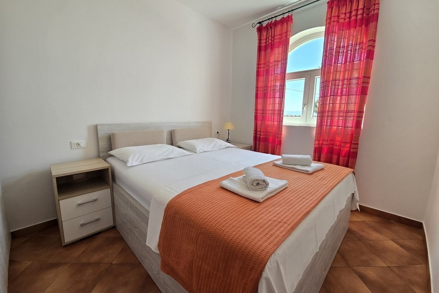 Chambre avec lit double et fenêtre