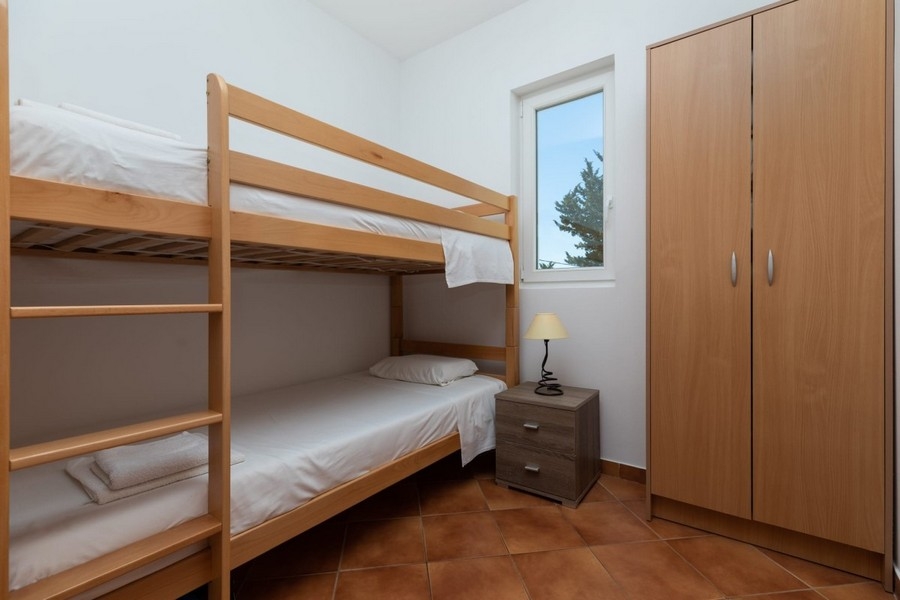 Chambre avec lit superposé et penderie