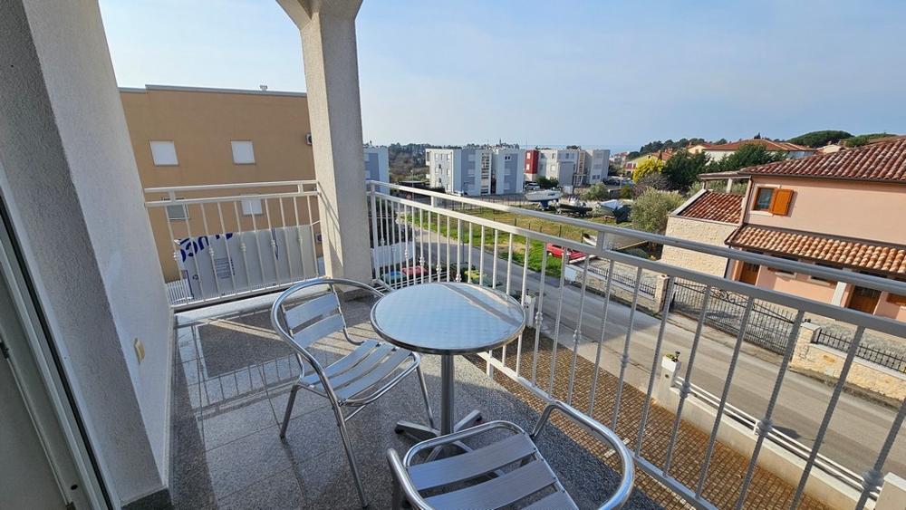 Balcon du bien A3893 à Novigrad, Istrie.