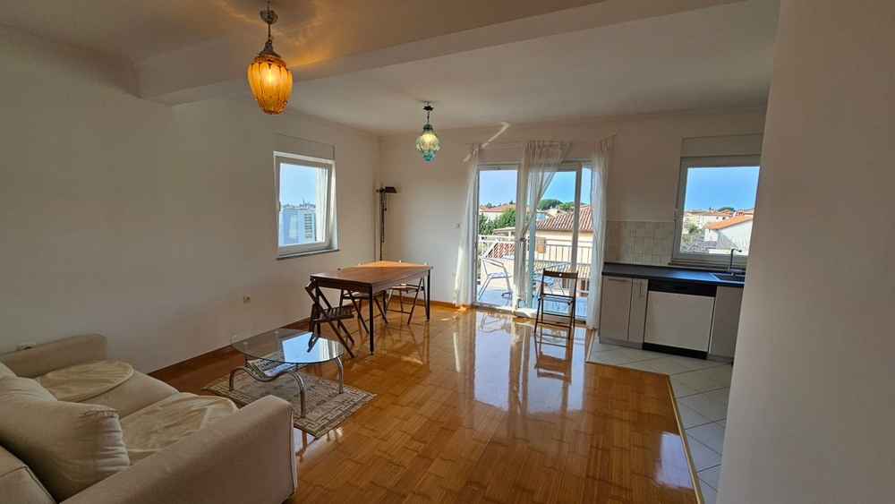 Appartement clair avec beau parquet et balcon.