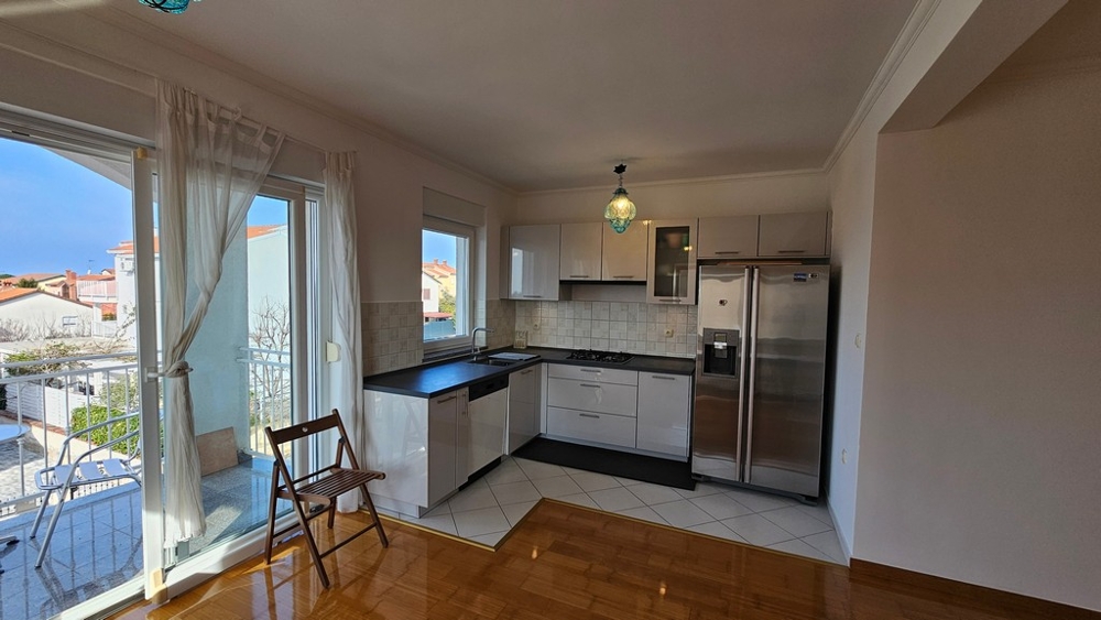 Salon avec cuisine ouverte et balcon à Novigrad
