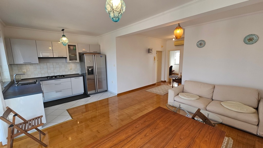 Séjour avec cuisine et canapé dans un appartement à Novigrad