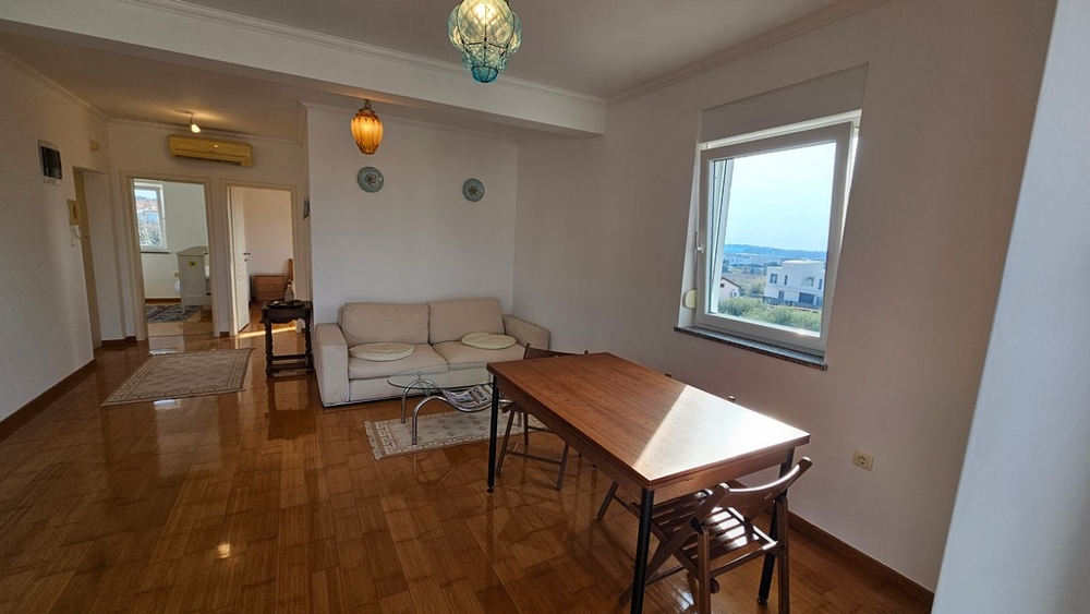 Salon avec table à manger et vue mer à Novigrad