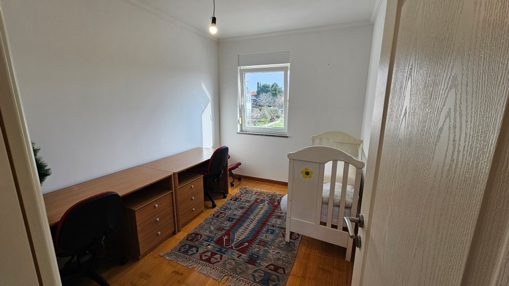 Petite chambre avec bureau dans l'appartement
