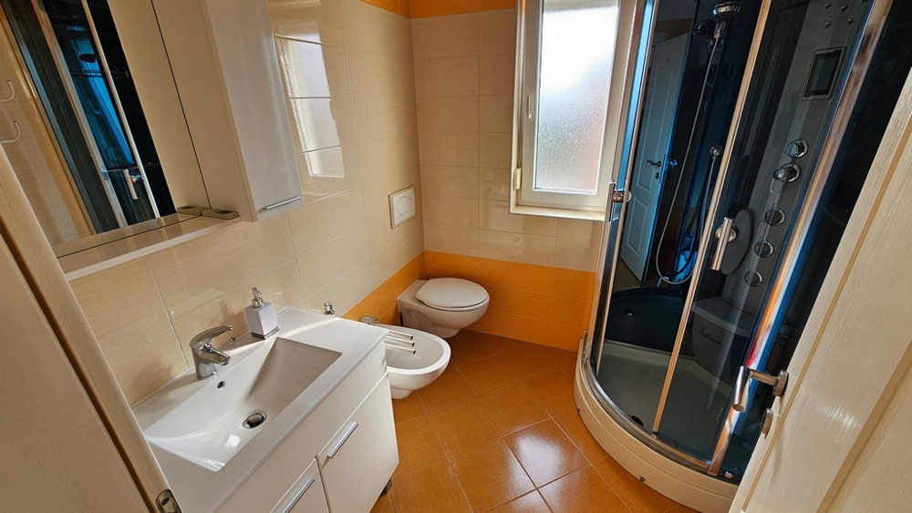 Salle de bains avec douche dans l'appartement à Novigrad