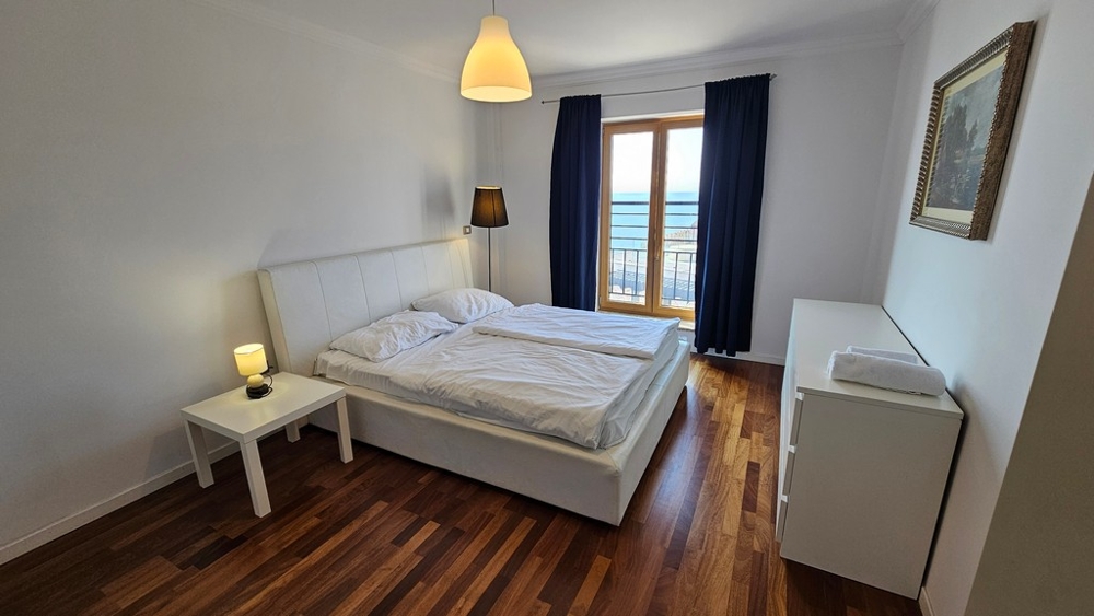 Chambre avec lit double et belle vue mer