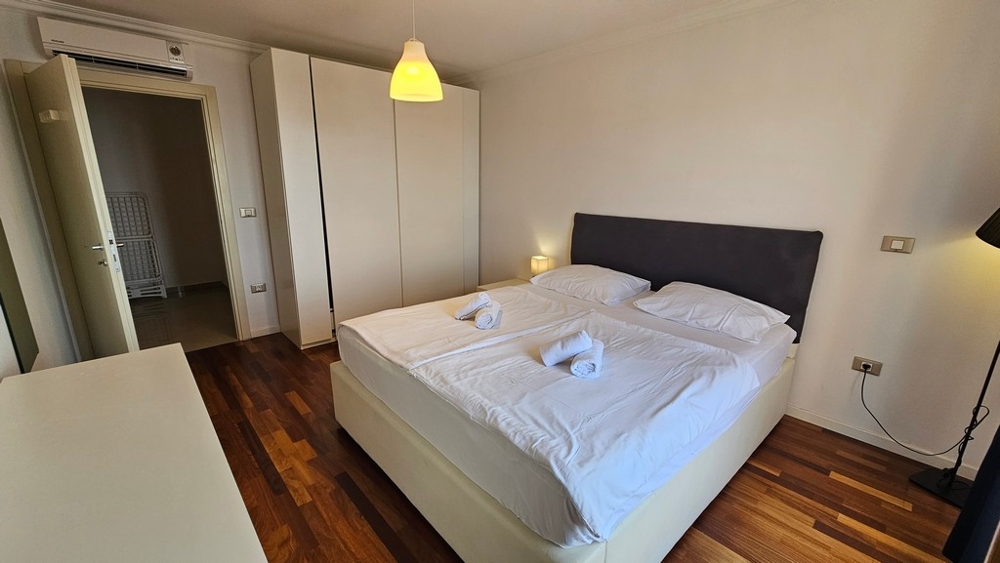 Spacieuse chambre avec lit double et penderie