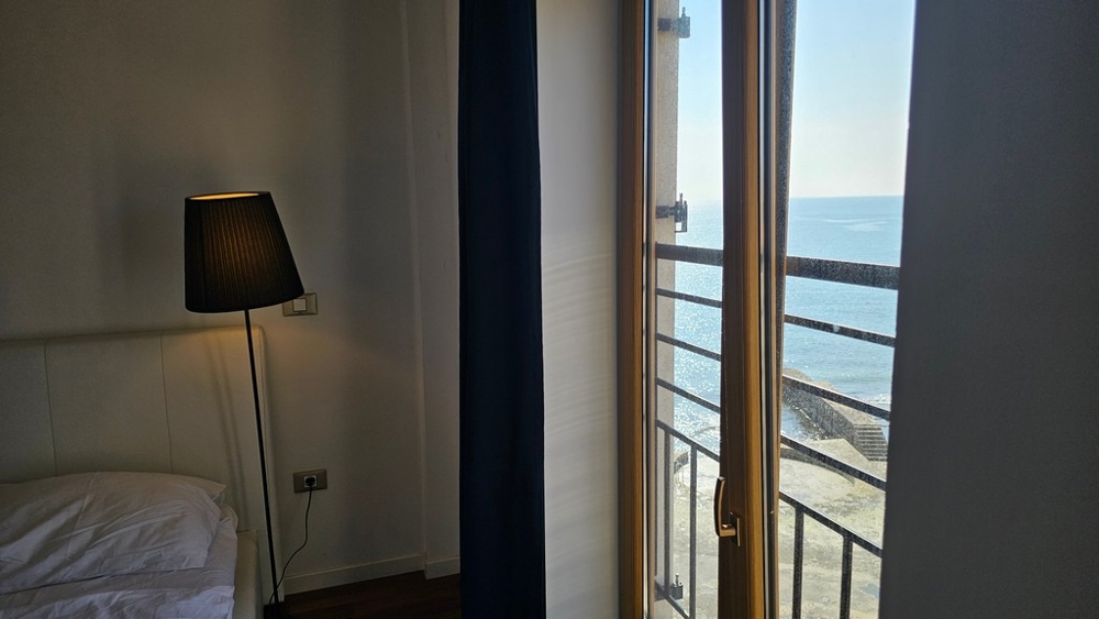 Vue par la fenêtre sur la mer et le littoral - bien A3894