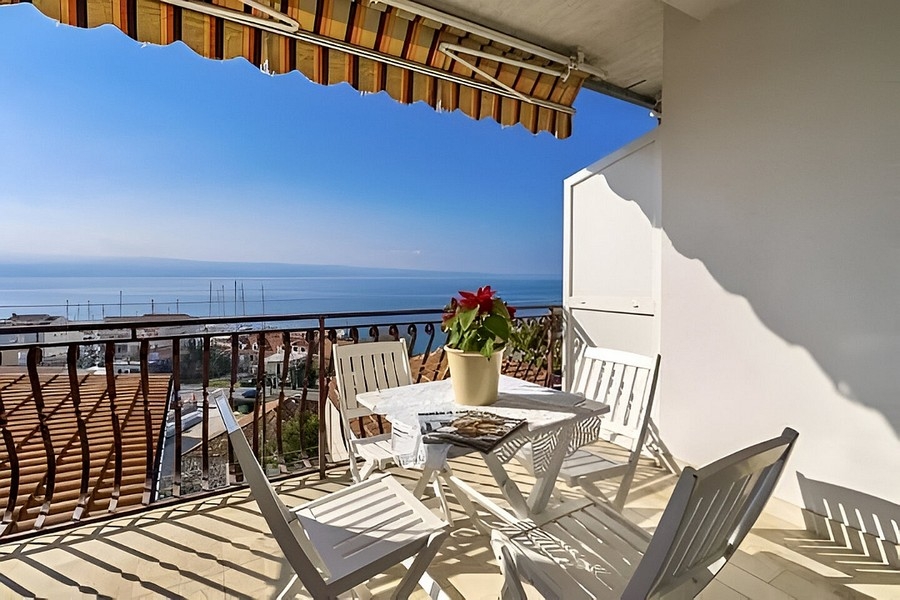 Appartement avec vue mer à vendre près d'Omis en Croatie.