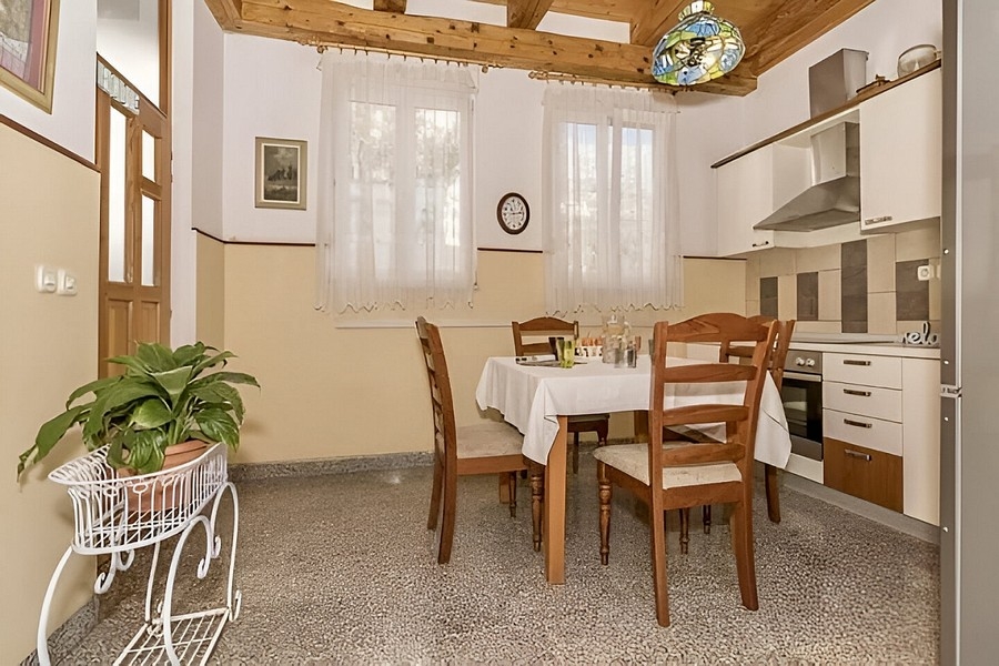 Cuisine et coin repas du bien près d'Omis.