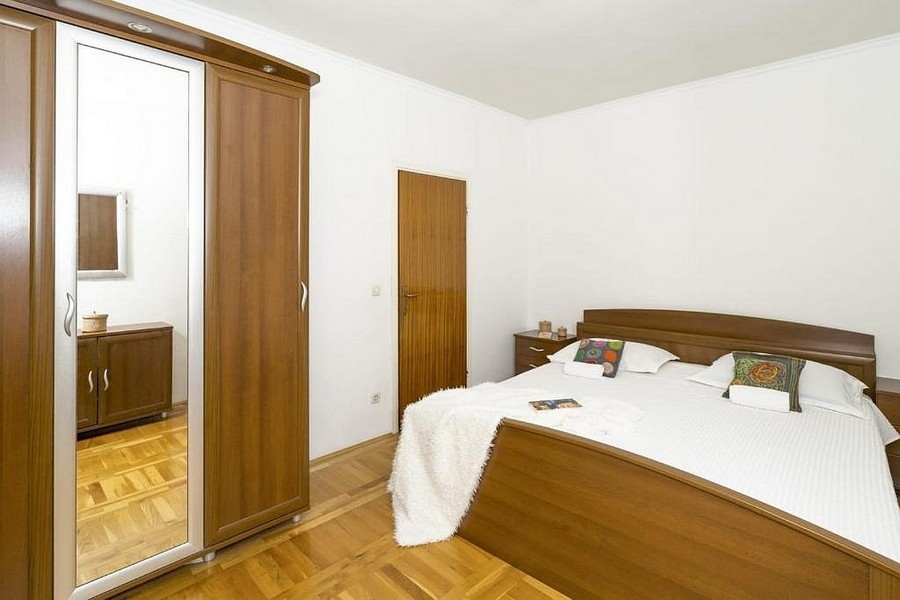 Chambre avec lit double et penderie