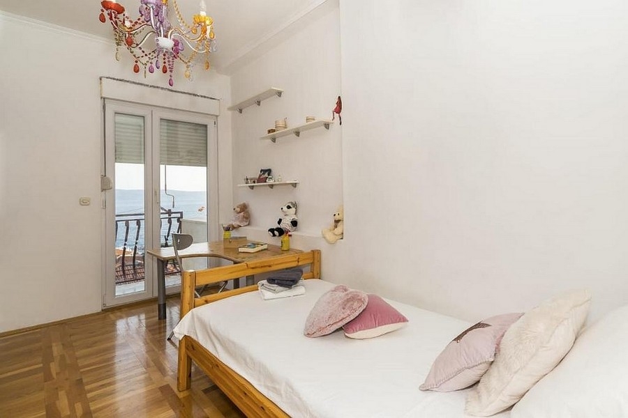 Chambre d'enfant avec lit et accès au balcon avec vue mer