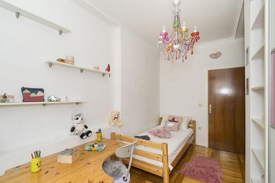 Chambre d'enfant avec bureau et lit