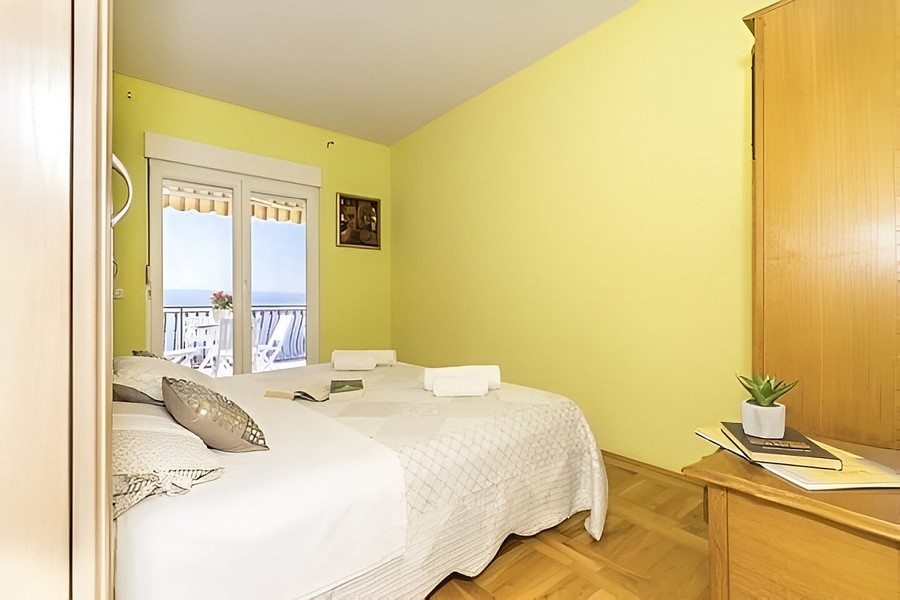 Chambre avec deux lits et balcon avec vue mer