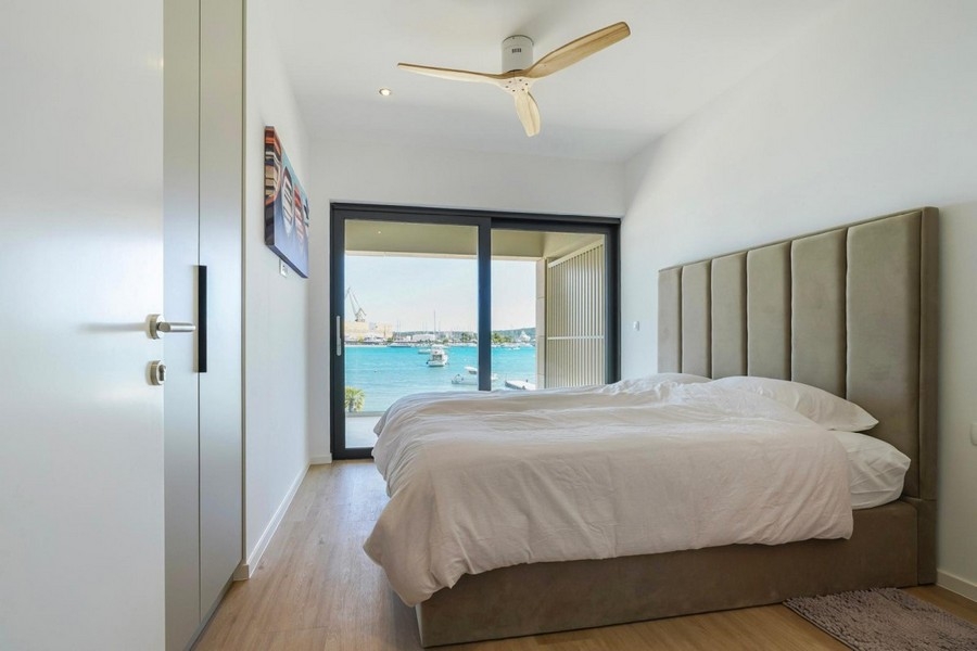 Chambre moderne directement au bord de l'eau