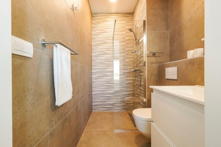 Salle de bains moderne avec douche à l'italienne