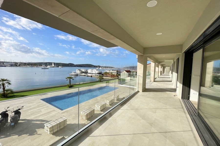 Appartement neuf avec piscine directement au bord de la mer à Trogir à vendre - A3896.
