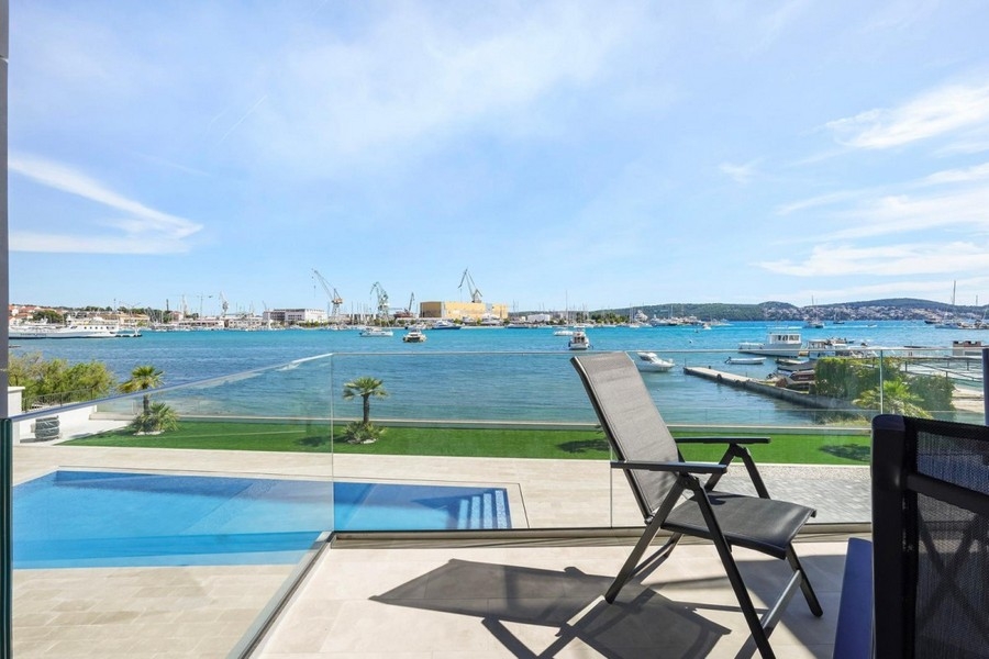 Appartement de luxe en bord de mer avec piscine et vue sur le port en Croatie