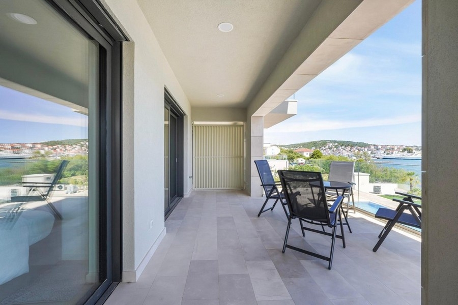 Terrasse couverte avec vue mer dans un appartement moderne