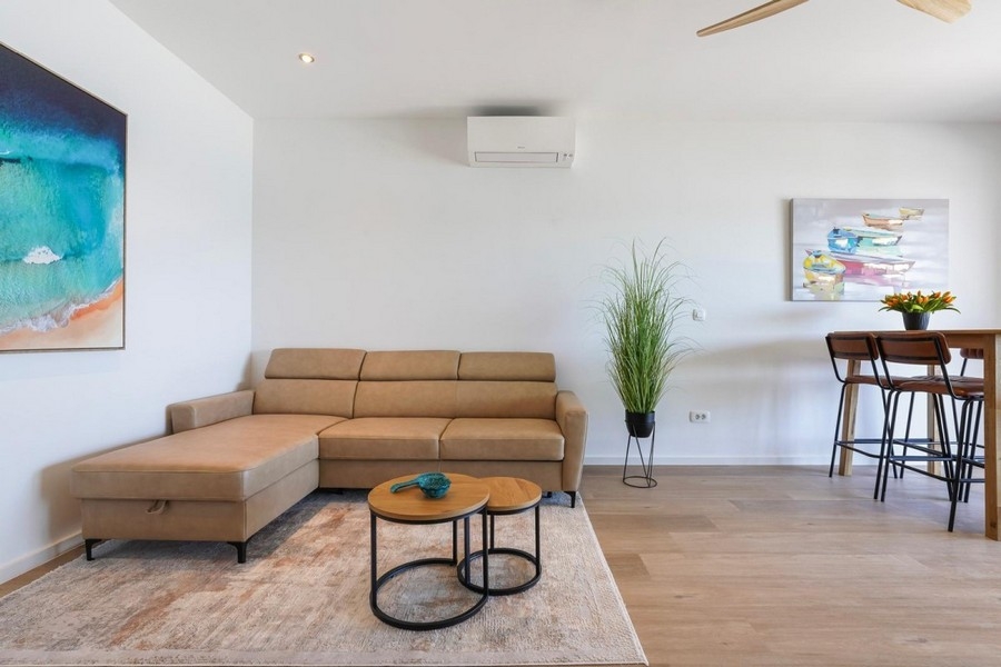 Séjour clair dans un appartement moderne en bord de mer