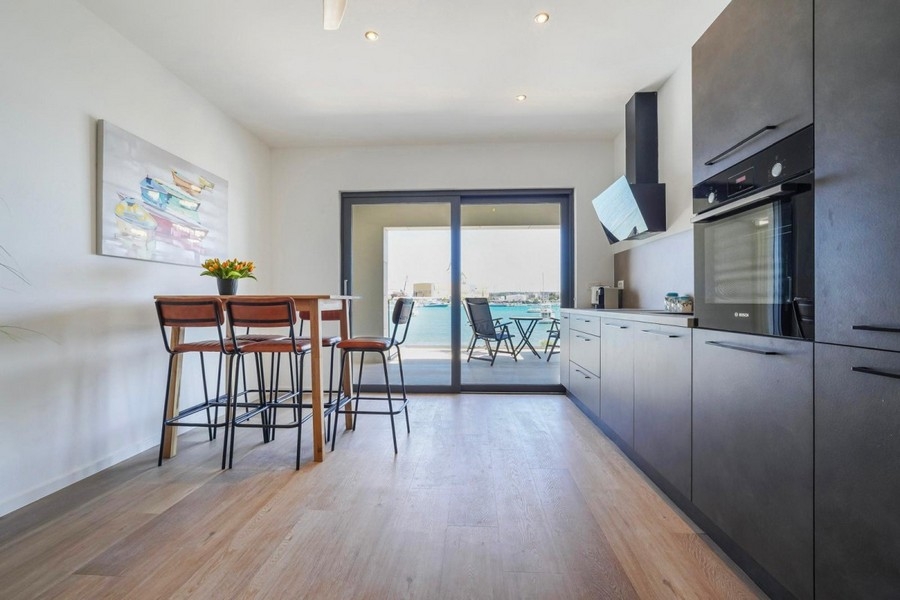 Cuisine moderne avec vue mer et accès à la terrasse