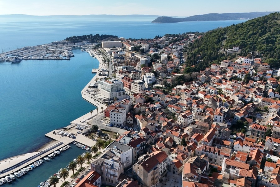 Vue aérienne de la ville avec port et promenade du bord de mer